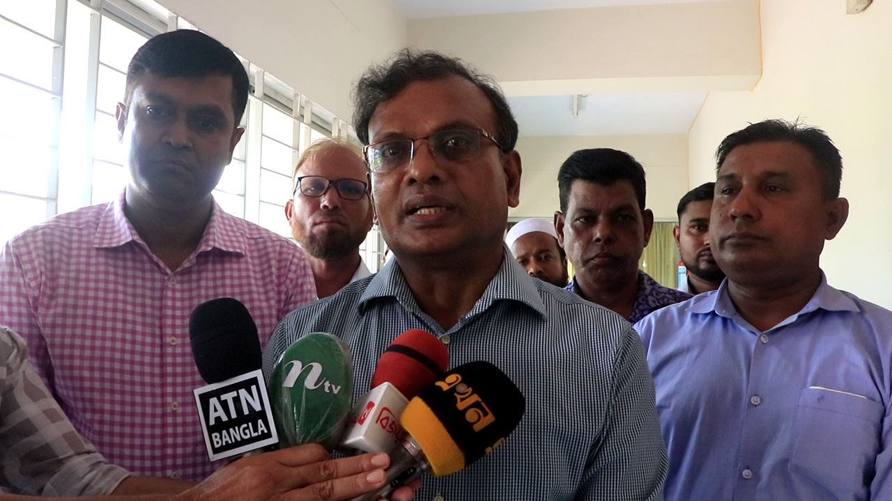 কিশোরগঞ্জে গণমাধ্যমের সঙ্গে কথা বলছেন নির্বাচন কমিশনার মো. আনিছুর রহমান। ছবি : কালবেলা