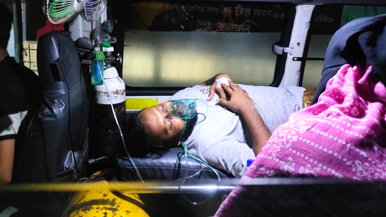 মারধরে আহত মুদি দোকানি মাফিজুল ইসলাম। ছবি : কালবেলা