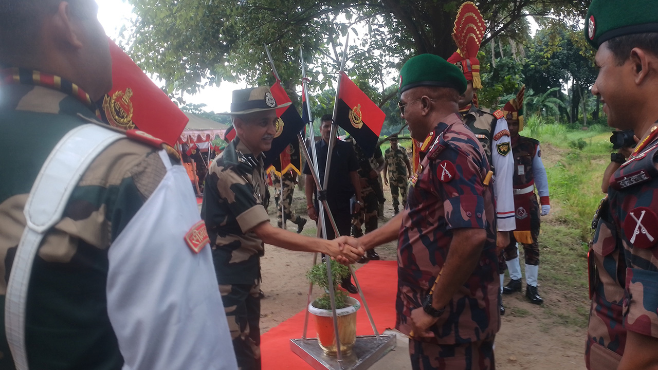 বিজিবি-মহাপরিচালকের দর্শনা সীমান্ত চেকপোস্ট পরিদর্শন। ছবি : কালবেলা