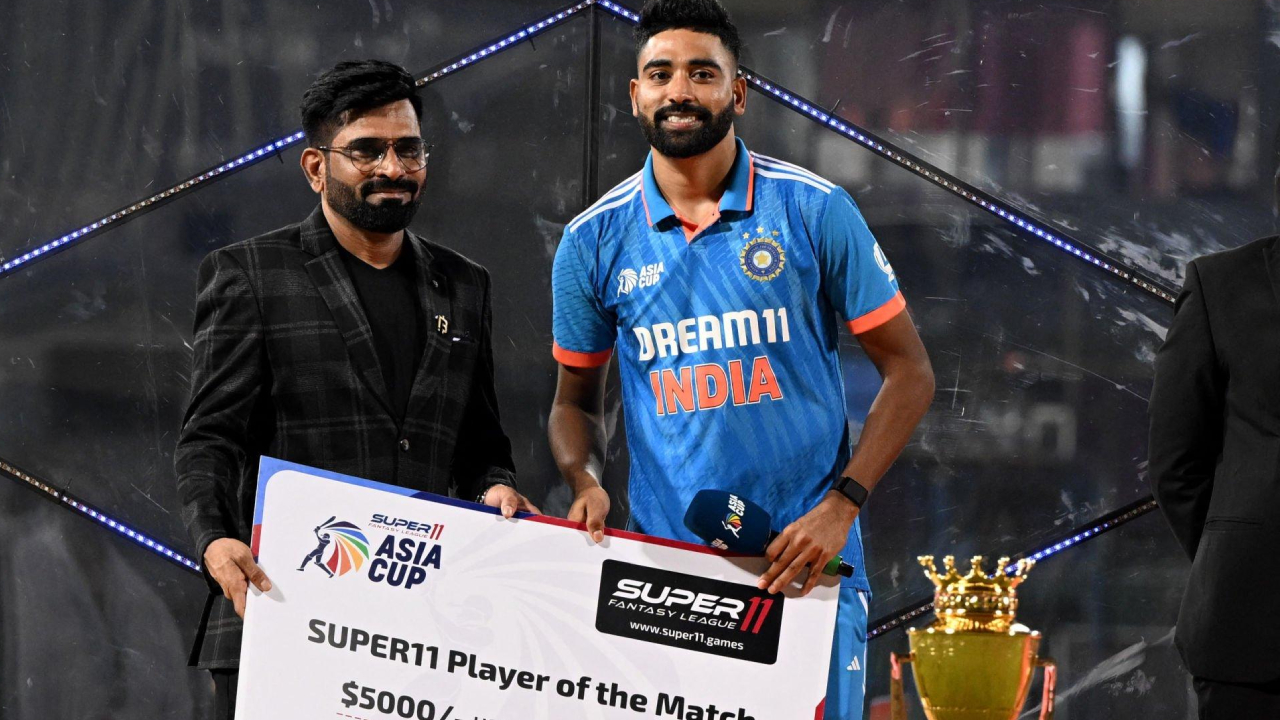 ম্যাচ সেরার পুরস্কার হাতে সিরাজ। ছবি: সংগৃহীত