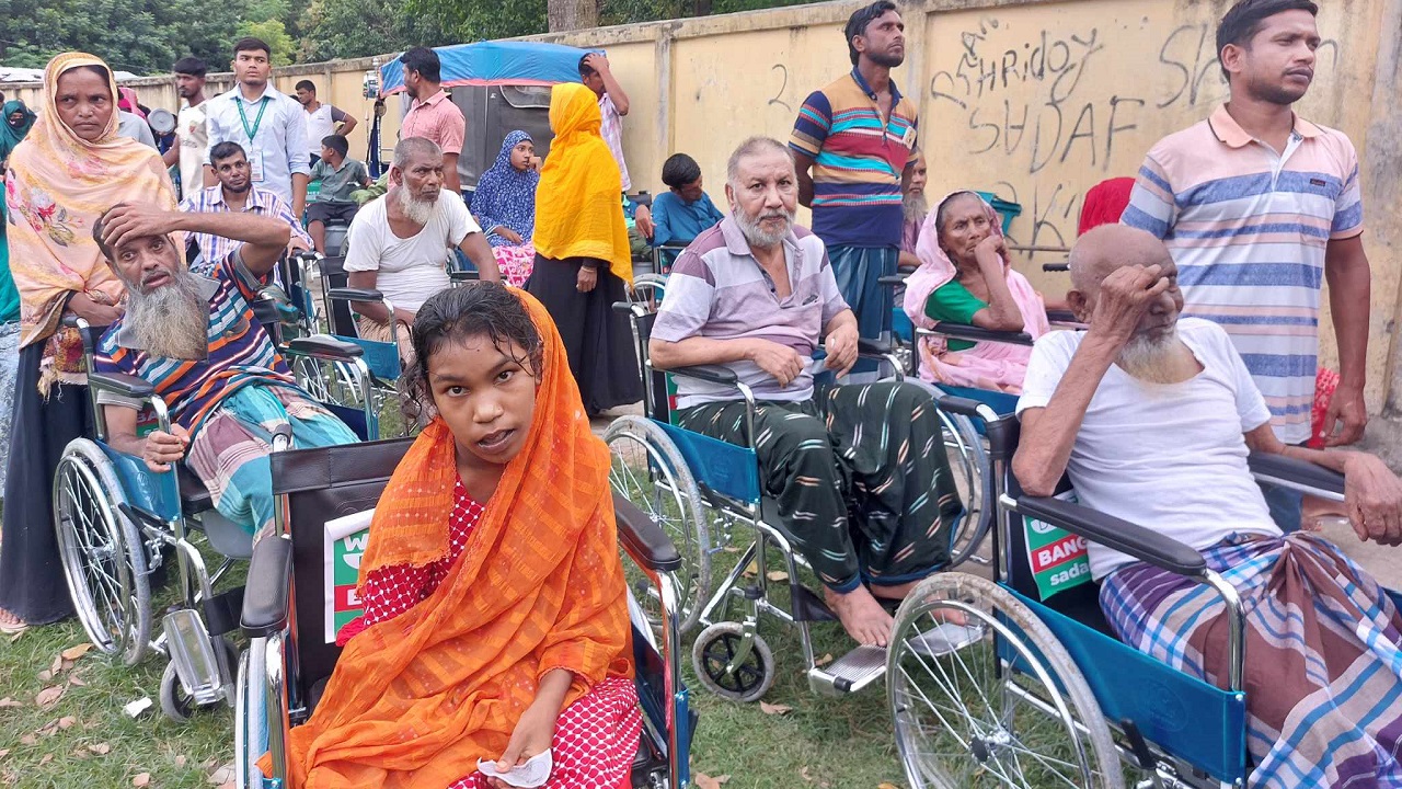 বিনামূল্যে হুইলচেয়ার পেয়ে খুশি শারীরিকভাবে অক্ষম ব্যক্তিরা। সৌজন্য ছবি