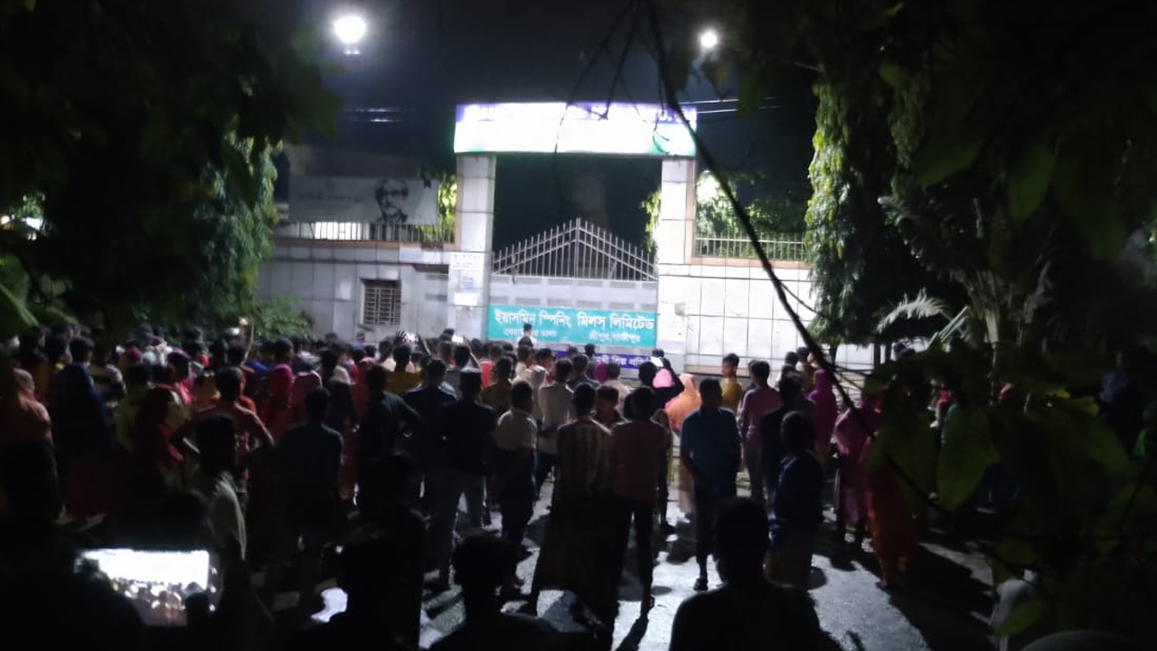 গাজীপুরে শ্রমিকদের সড়ক অবরোধ। ছবি : কালবেলা