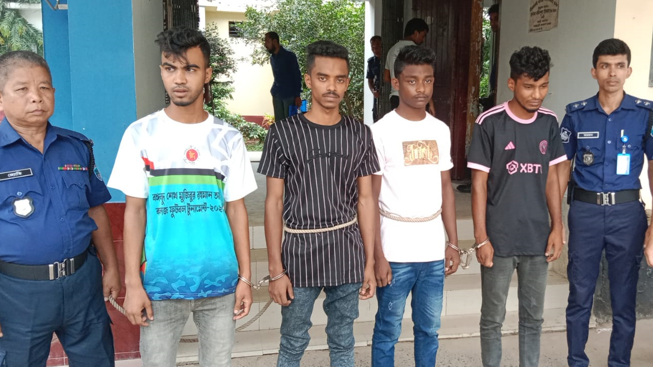 আটক ছাত্রলীগের নেতারা। ছবি : কালবেলা