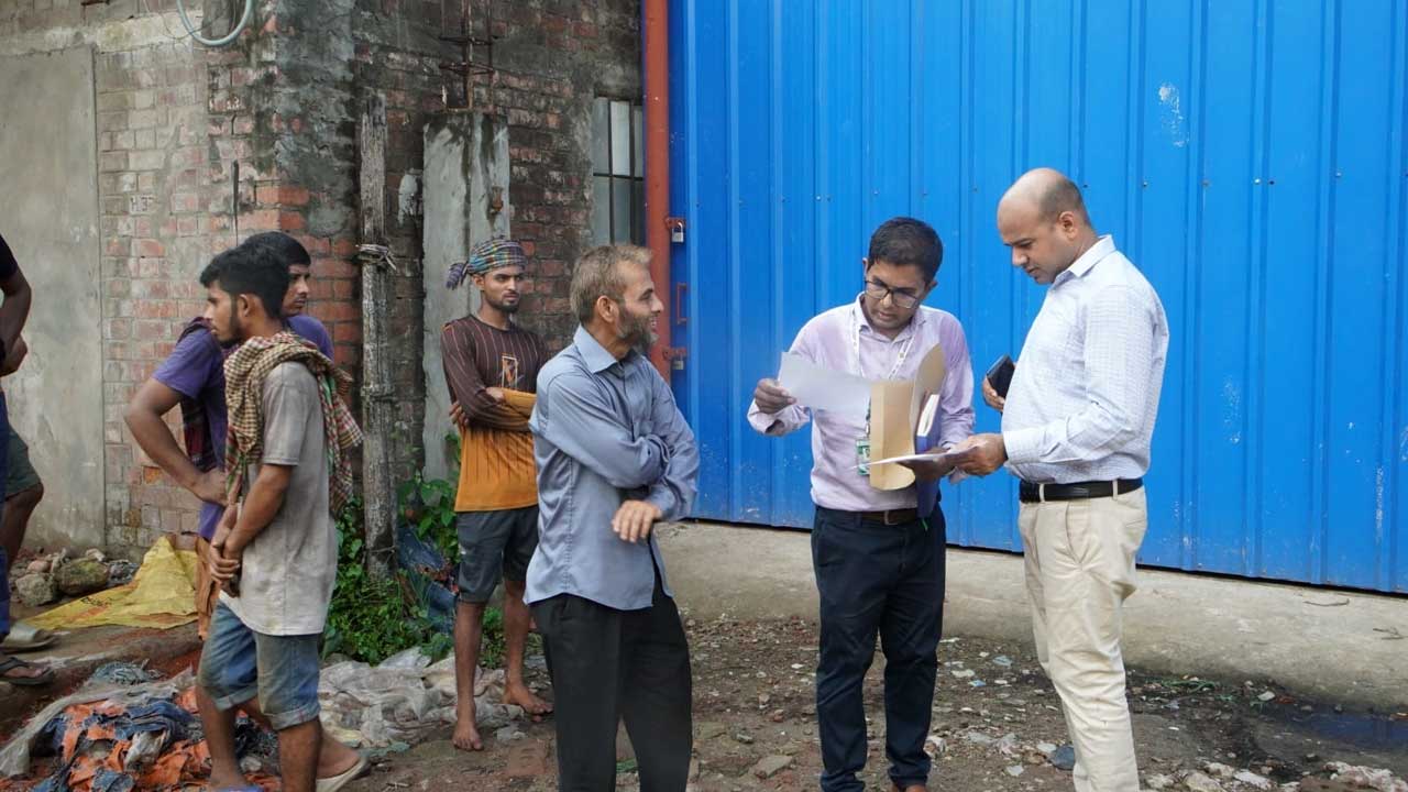 চট্টগ্রামে ওয়্যারহাউসে অভিযান চালায় চা বোর্ডের ভ্রাম্যমাণ আদালত। ছবি : কালবেলা