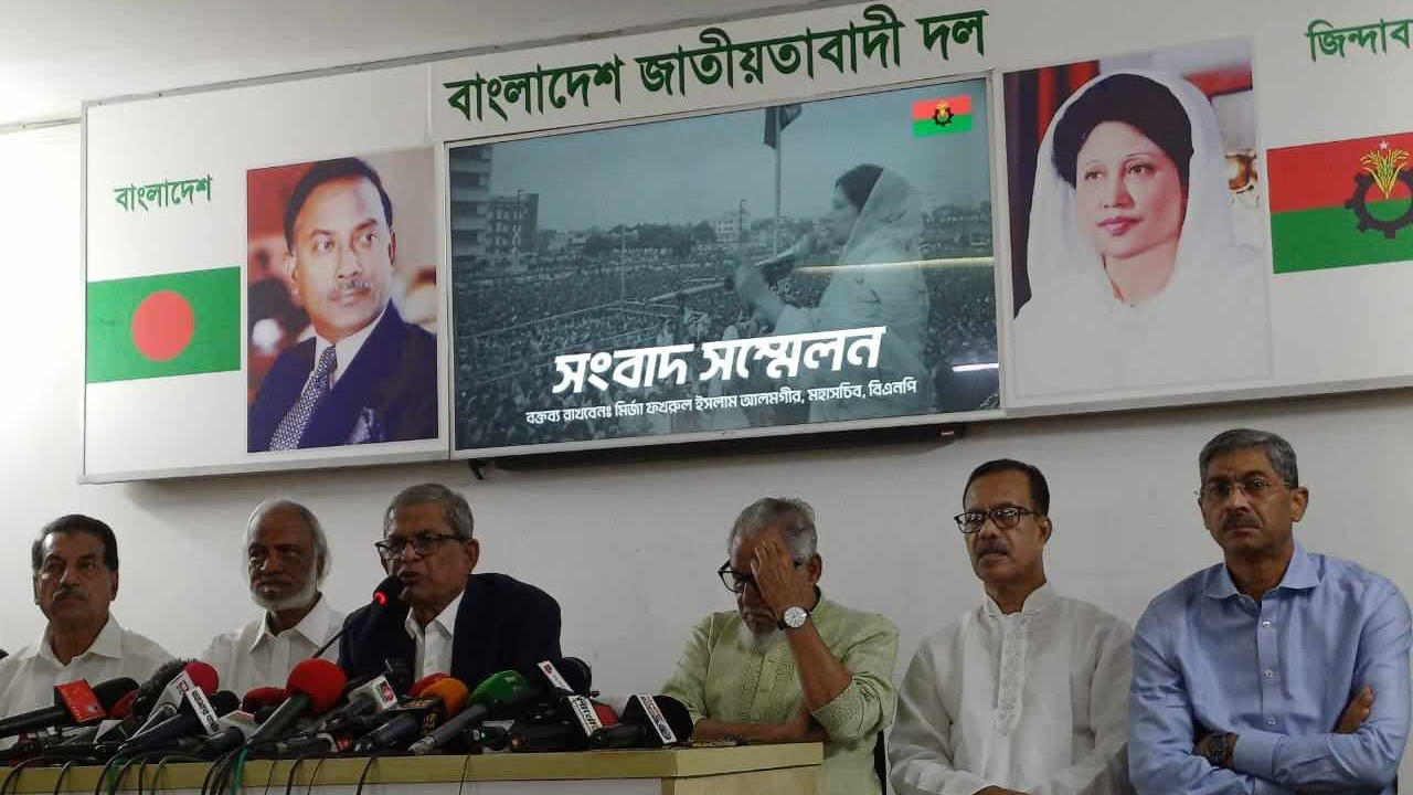 বিএনপি চেয়ারপারসনের রাজনৈতিক কার্যালয়ে সংবাদ সম্মেলনে বক্তব্য রাখছেন মির্জা ফখরুল ইসলাম আলমগীর। ছবি : কালবেলা