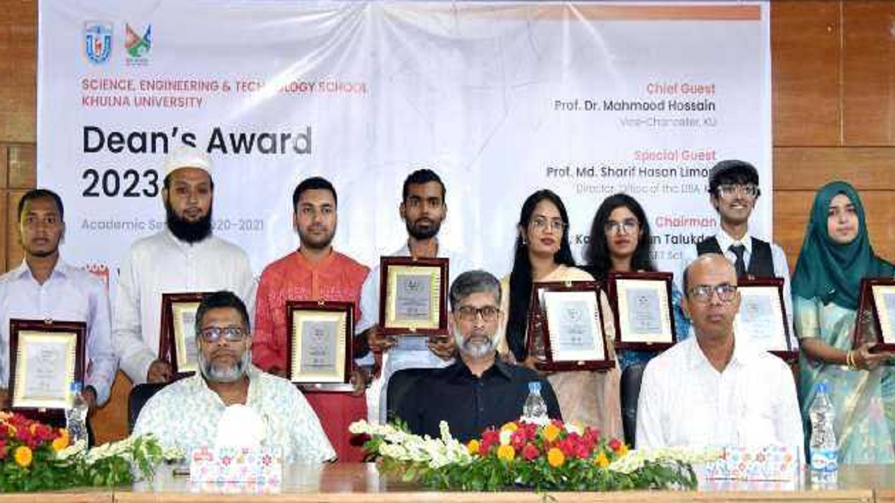 ডিনস্ অ্যাওয়ার্ড প্রদান অনুষ্ঠানে অতিথিদের মাঝে উপাচার্য প্রফেসর ড. মাহমুদ হোসেন। ছবি : কালবেলা