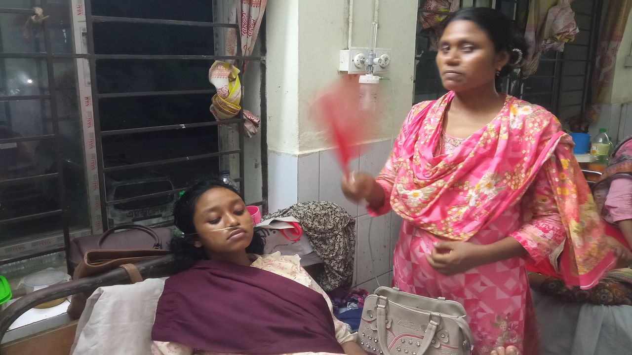 হাসপাতালে চিকিৎসা নিচ্ছেন ভুক্তভোগী এক শিক্ষার্থী। ছবি : কালবেলা