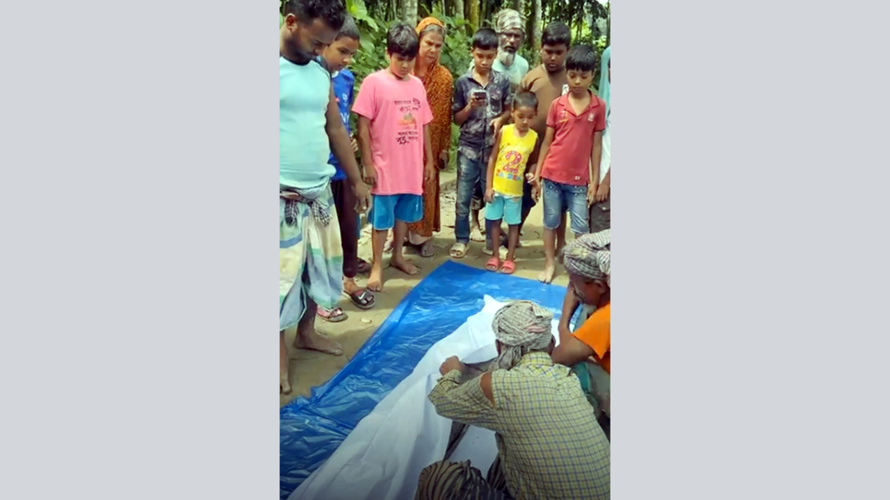 চাঁদপুরে কবর দেওয়ার ২৮ বছর পর মিলল অক্ষত লাশ। ছবি : কালবেলা