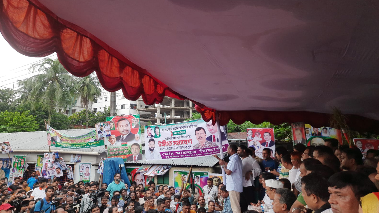 নির্দলীয় সরকারের অধীনে নির্বাচনের একদফা দাবিতে গাজীপুরের টঙ্গীতে বিএনপির সমাবেশে বক্তব্য রাখছেন জাতীয়তাবাদী যুবদলের সভাপতি সুলতান সালাউদ্দিন টুকু। ছবি : কালবেলা