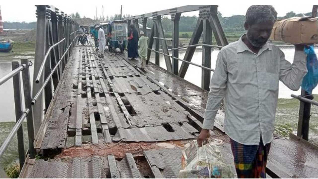 নোয়াখালী-লক্ষীপুর আঞ্চলিক মহাসড়কের বেইলি ব্রিজ দিয়ে ঝুঁকি নিয়ে পারাপার হতে হয় স্থানীয়দের। ছবি : কালবেলা