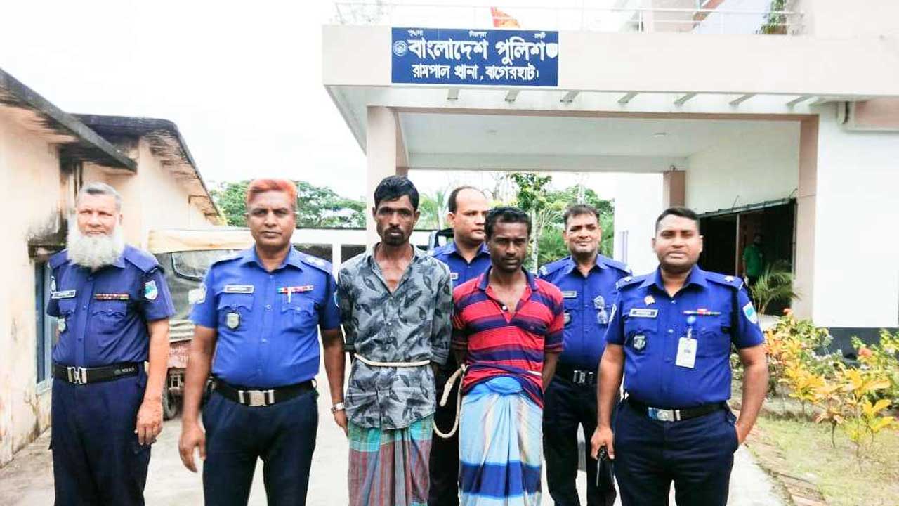 হরিণের মাংস পাচারের সময় দুই জনকে আটক করেছে পুলিশ। ছবি : কালবেলা