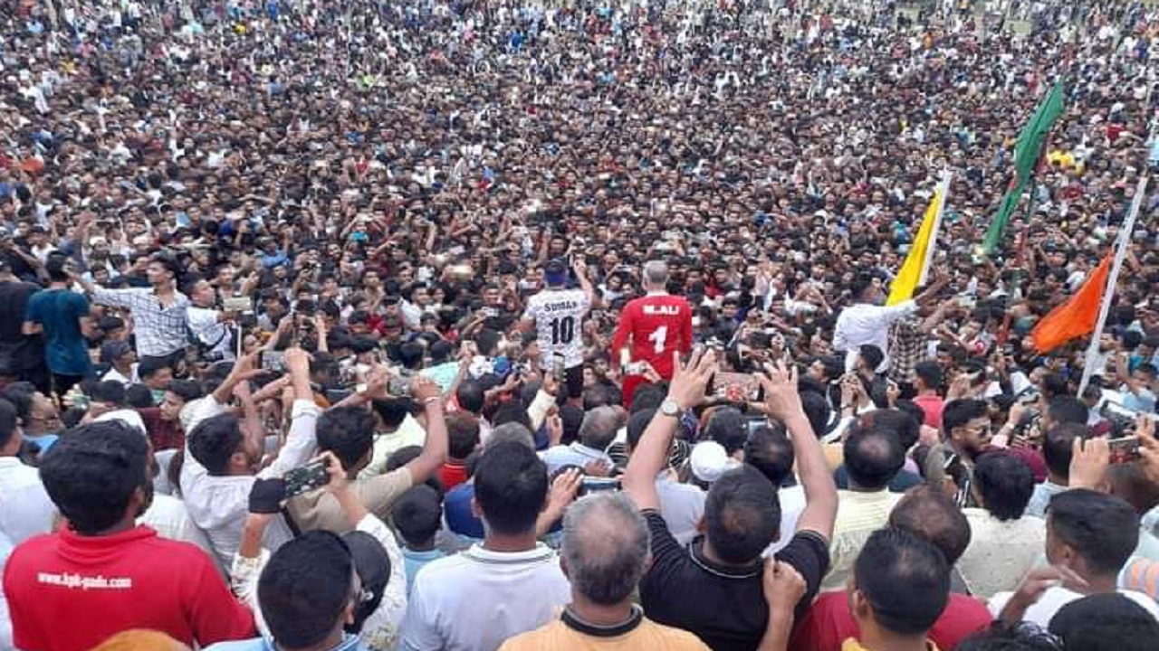 দাউদকান্দির জুরানপুর বঙ্গবন্ধু স্টেডিয়াম মাঠে দর্শকদের উপচেপড়া ভিড়। ছবি : কালবেলা