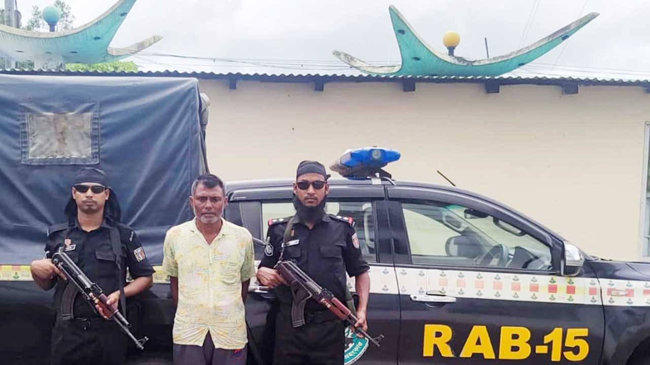 অস্ত্র ব্যবসায়ী গ্রেপ্তার। ছবি : সংগৃহীত