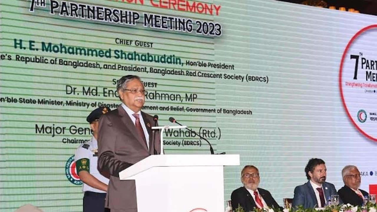 বাংলাদেশ রেড ক্রিসেন্ট সোসাইটি এর ৭তম অংশীদারিত্ব সভা-২০২৩ উদ্বোধনী অনুষ্ঠানে বক্তব্য রাখেন রাষ্ট্রপতি মো. সাহাবুদ্দিন। ছবি : সংগৃহীত