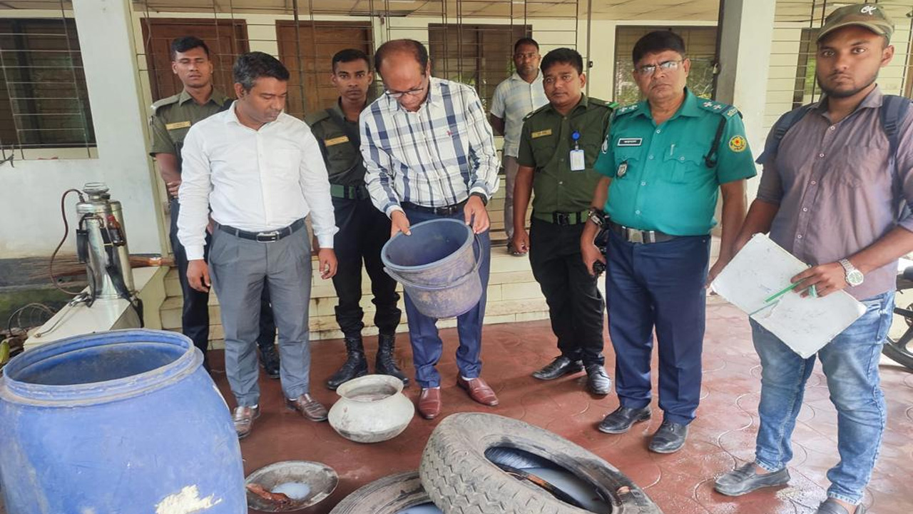 গ্রীন মডেল টাউনে ভ্রাম্যমান আদালতের মশক নিধন অভিযান। ছবি : সৌজন্য