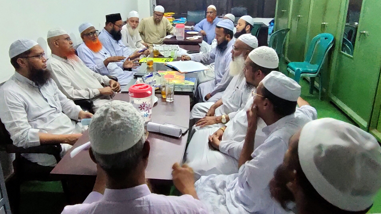 ইসলামী আন্দোলন বাংলাদেশের চলমান রাজনৈতিক পরিস্থিতি নিয়ে পর্যালোচনা সভায় উপস্থিত নেতৃবৃন্দ। ছবি : কালবেলা