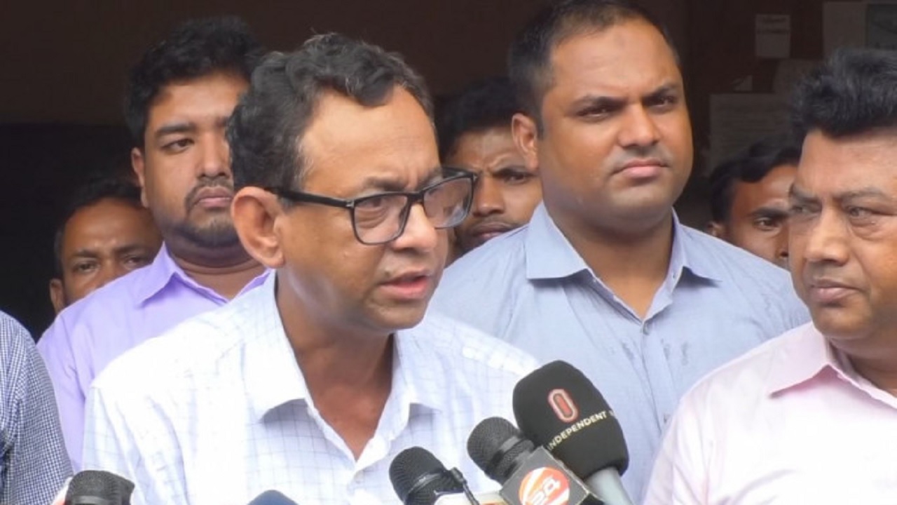 বগুড়ার আলু ব্যবসায়ীদের সাথে বৈঠকের পর সাংবাদিকদের সাথে কথা বলেন ভোক্তা অধিকারের ডিজি এ এইচ এম সফিকুজ্জামান। ছবি : সংগৃহীত
