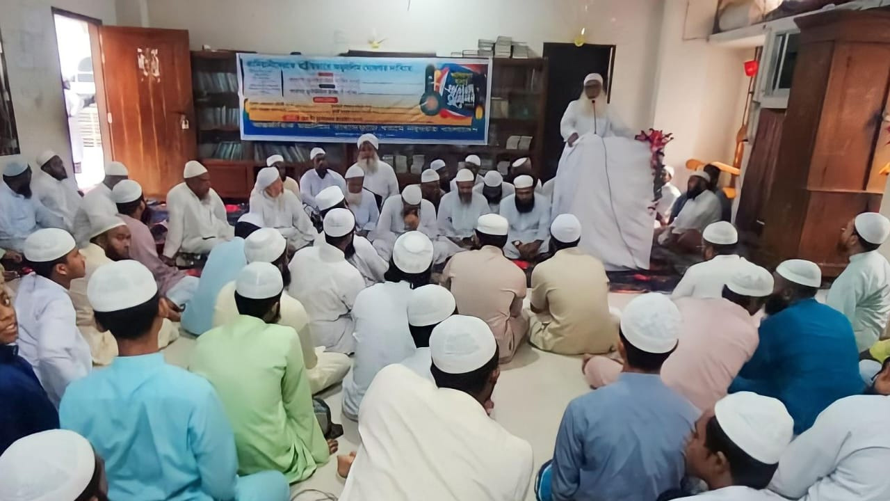 গাজীপুরের জামিয়া কাসেমিয়া দারুল উলূম সারদাগঞ্জ মাদরাসা মিলনায়তনে খতমে নবুওয়ত কাশিমপুর থানার সম্মেলনে অতিথিরা। ছবি : কালবেলা