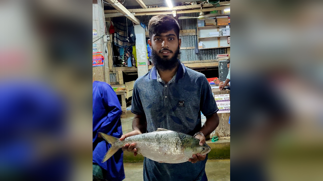 কুয়াকাটায় জেলের জালে ধরা পড়া ২ কেজি ৩০০ গ্রাম ওজনের ইলিশ। ছবি : কালবেলা