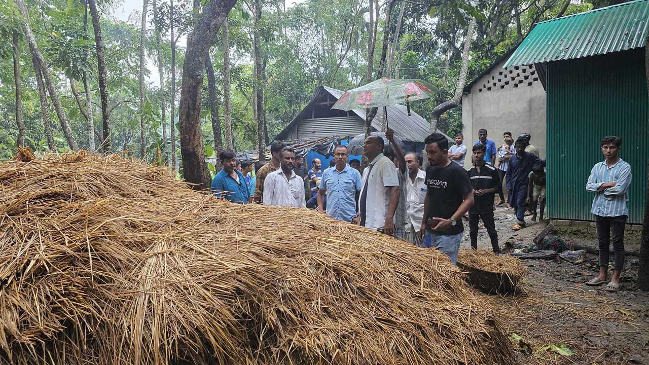 খড়ের গাদায় চাপা পড়ে ২ শিশুসহ মায়ের মৃত্যু ঘটনায় ঘটনাস্থলে স্থানীয়দের ভিড়। । ছবি : কালবেলা
