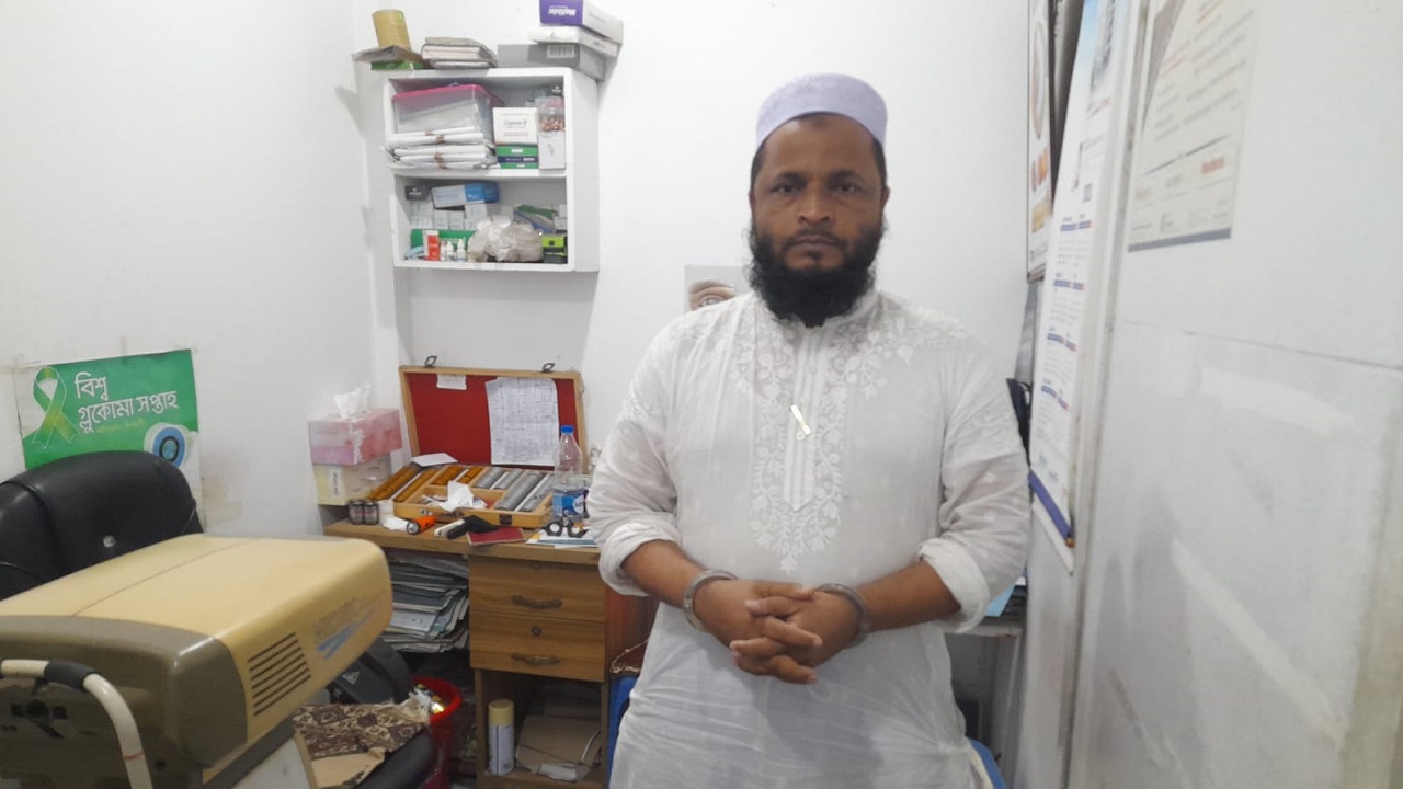 কুমিল্লা চক্ষু হাসপাতালে চিকিৎসকের সহকারী কাজী মো. এবাদ উল্লাহ। ছবি : কালবেলা