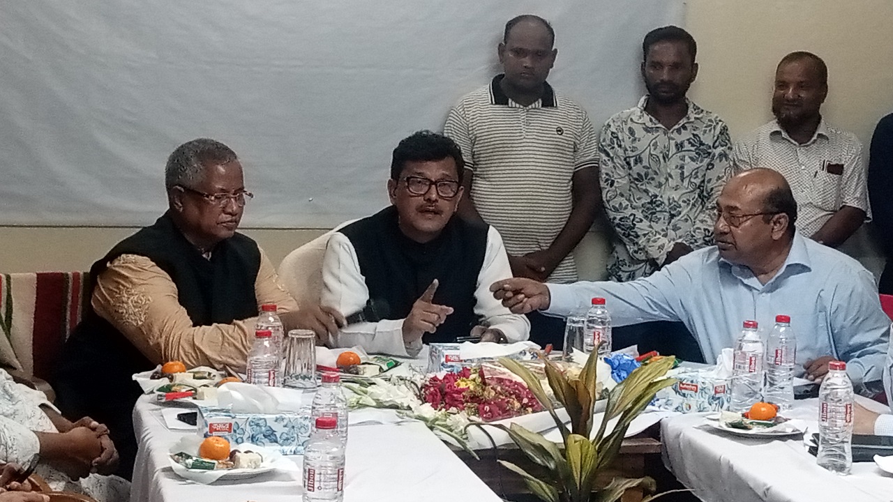 বুড়িমারী স্থলবন্দর পরিদর্শন শেষে মতবিনিময় সভায় নৌপরিবহন প্রতিমন্ত্রী খালিদ মাহমুদ চৌধুরী। ছবি : কালবেলা