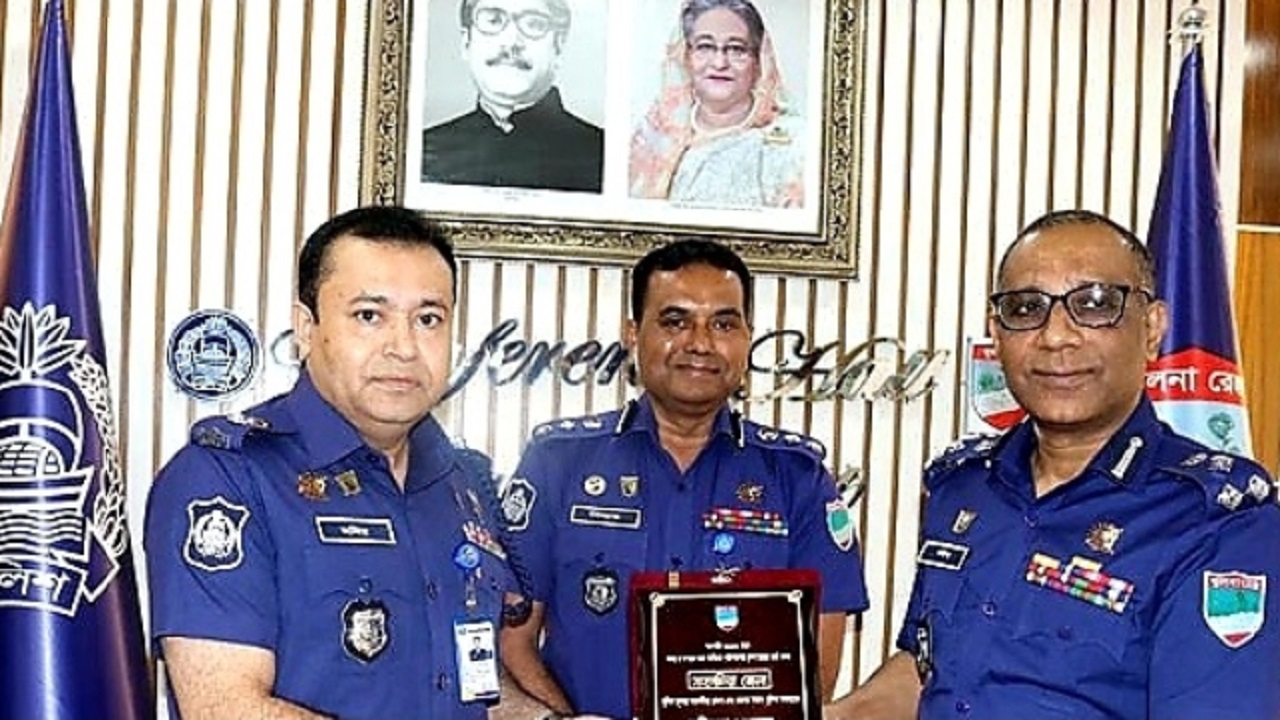 খুলনা রেঞ্জ ডিআইজি মঈনুল হকের হাত থেকে শ্রেষ্ঠ পুলিশ সুপারের সন্মাননা গ্রহণ করছেন সাতক্ষীরার পুলিশ সুপার কাজী মনিরুজ্জামান। কালবেলা