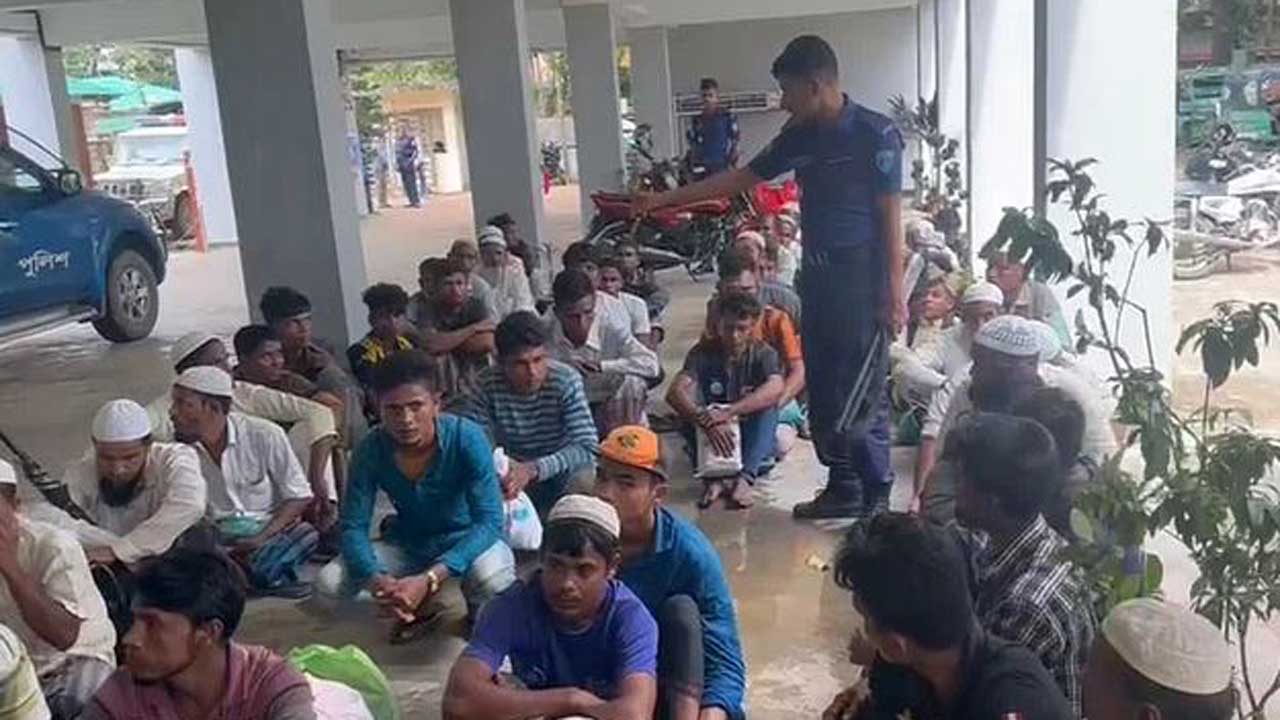 উখিয়ায় ক্যাম্প থেকে পালানোর সময় ২৬০ রোহিঙ্গাকে আটক করেছে পুলিশ। ছবি : সংগৃহীত
