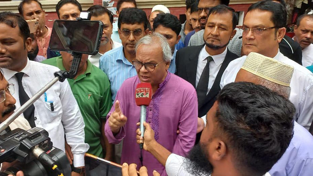 কুমিল্লা কোর্টে হাজিরা শেষে সাংবাদিকদের সাথে আলাপকালে বিএনপির সিনিয়র যুগ্ম-মহাসচিব অ্যাডভোকেট রুহুল কবির রিজভী। ছবি : কালবেলা