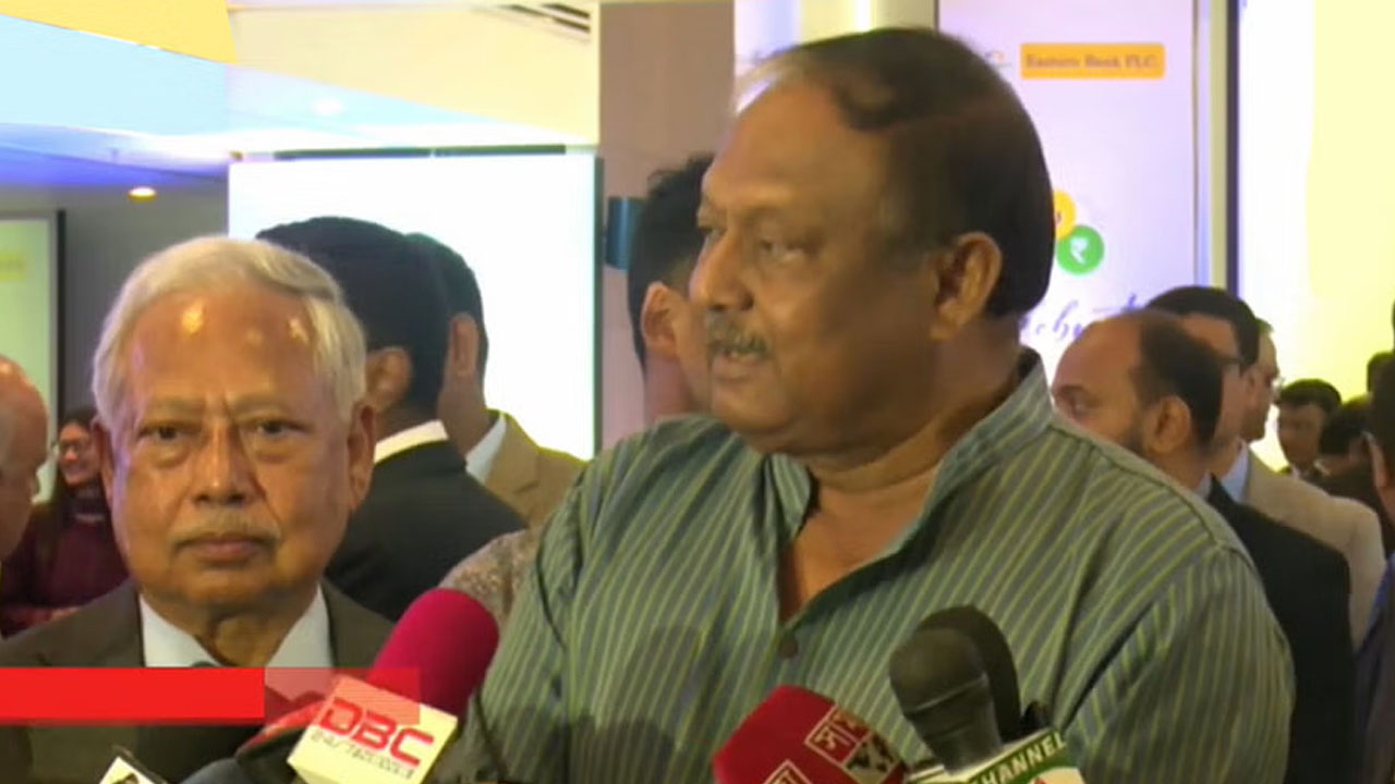 ইস্টার্ন ব্যাংক আয়োজিত এক অনুষ্ঠান শেষে গণমাধ্যমকর্মীদের সঙ্গে কথা বলেন বাণিজ্যমন্ত্রী।