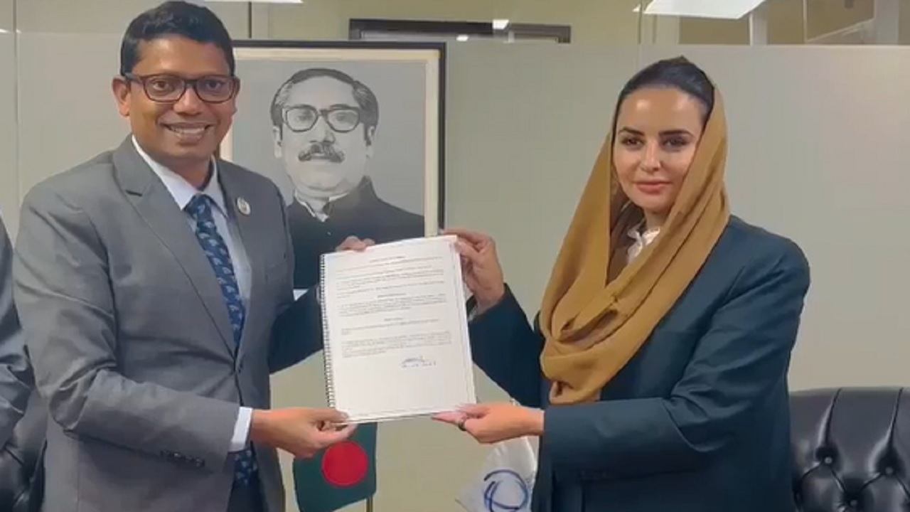 জাতিসংঘে বাংলাদেশের স্থায়ী মিশনে সনদপত্রে বাংলাদেশের পক্ষে স্বাক্ষর করেন আইসিটি প্রতিমন্ত্রী জুনাইদ আহমেদ পলক। ছবি : সৌজন্য