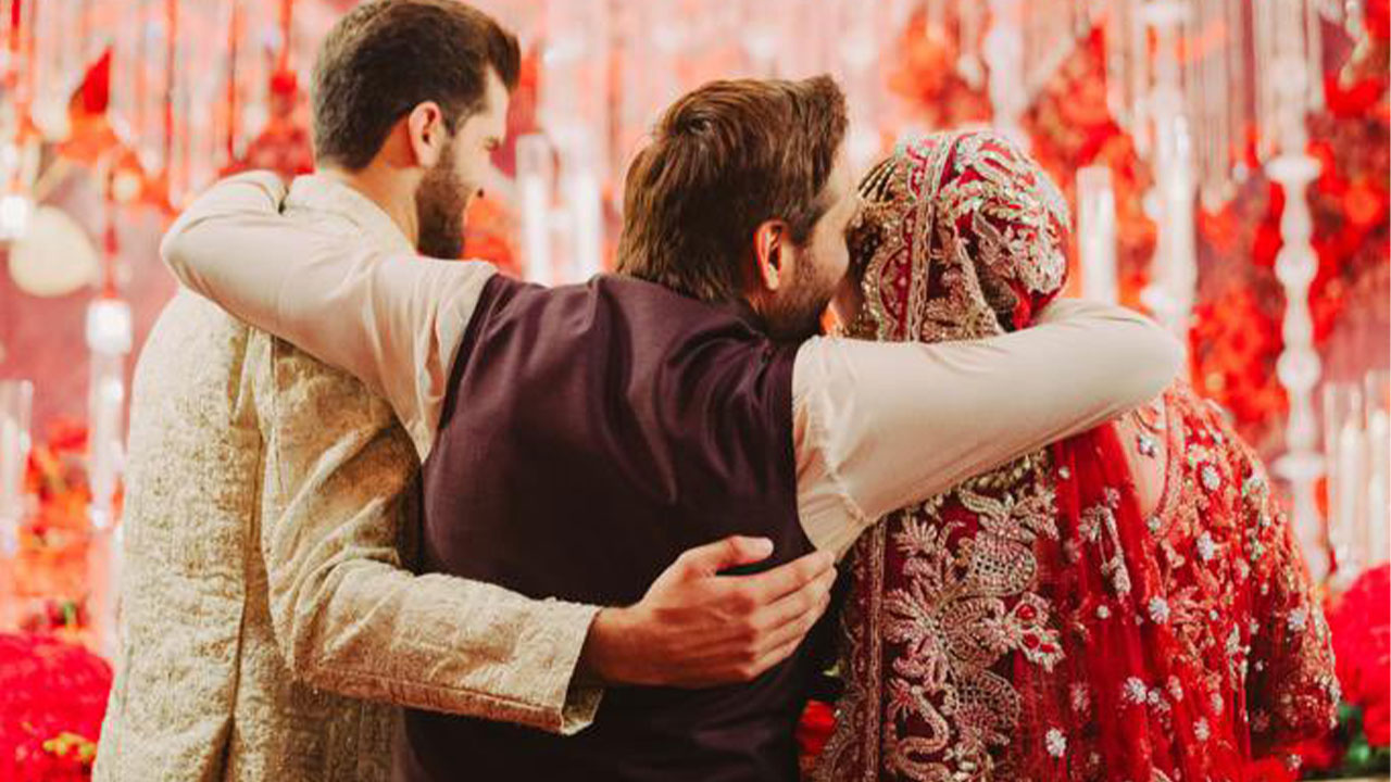 কন্যা-জামাতার সঙ্গে শহীদ আফ্রিদি। ছবি-সংগৃহীত