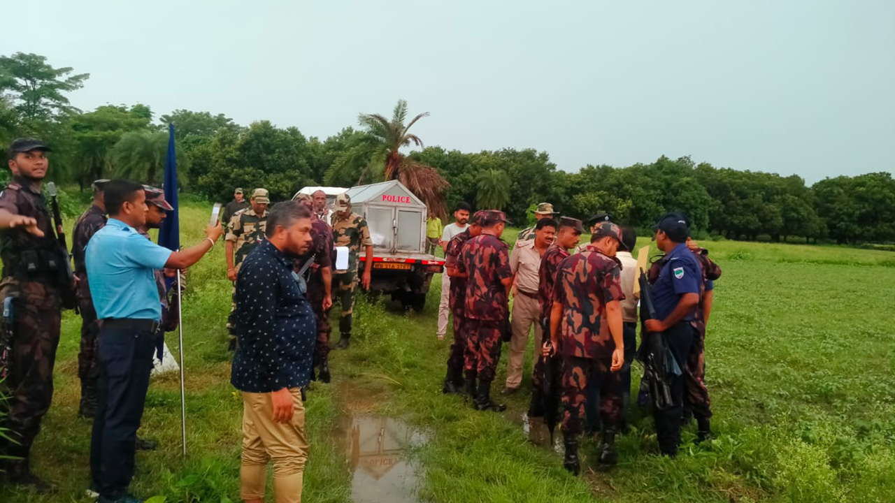 ৬ দিন পর বিএসএফের গুলিতে নিহত বাংলাদেশির লাশ হস্তান্তর। ছবি : কালবেলা