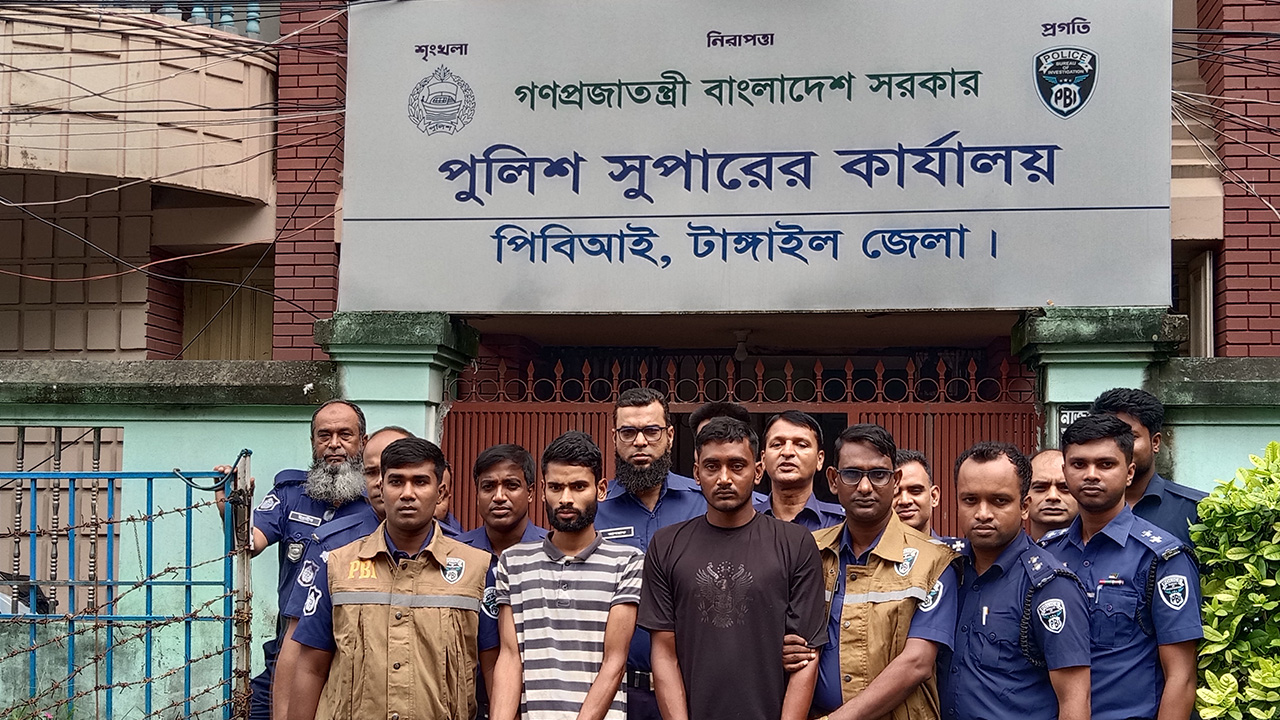 টাঙ্গাইলের ভূঞাপুরে সাংবাদিকের মাকে হত্যার ঘটনায় গ্রেপ্তার ২। ছবি : কালবেলা