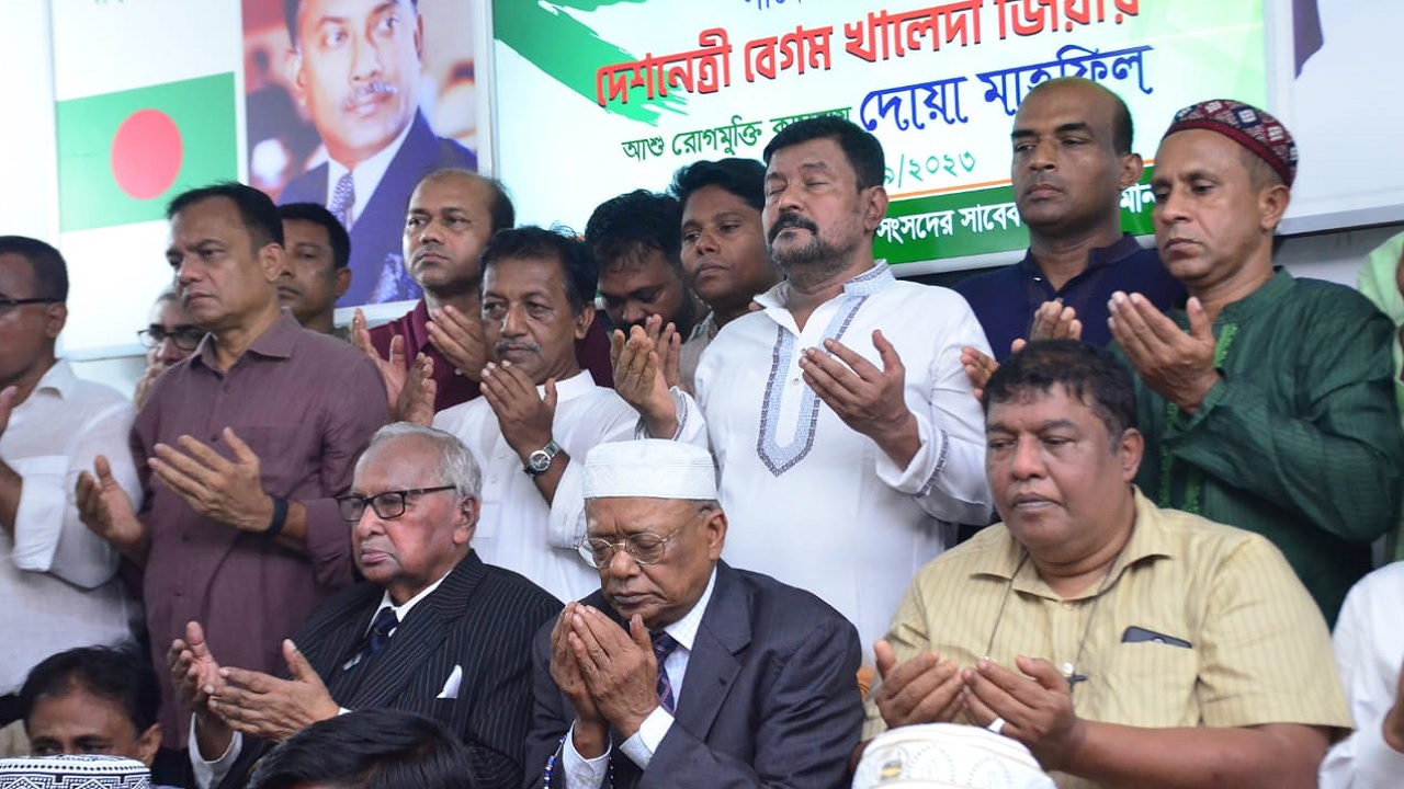 রাজধানীর গুলশানে বিএনপি চেয়ারপারসনের রাজনৈতিক কার্যালয়ে জাতীয়তাবাদী ছাত্রদল তিতুমীর কলেজ শাখার সাবেক ও বর্তমান নেতৃবৃন্দের উদ্যোগে এই দোয়া মাহফিল হয়। ছবি : কালবেলা
