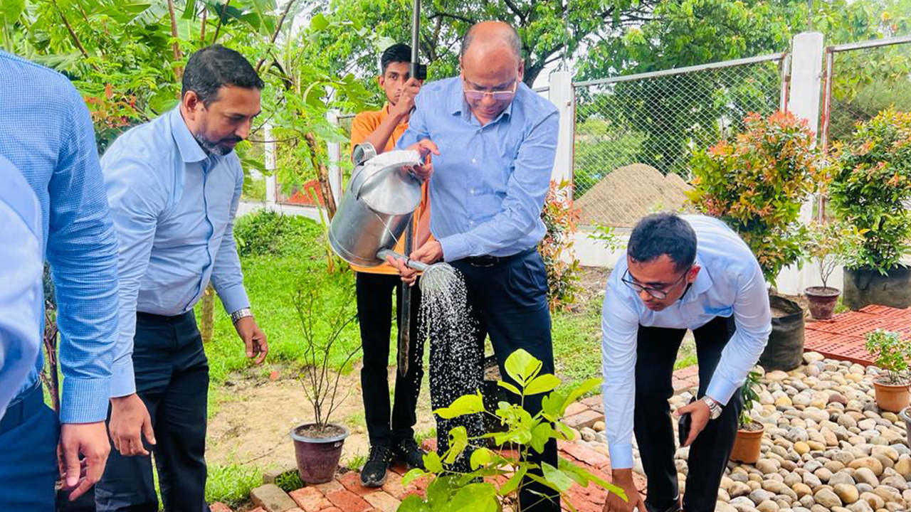সীতাকুণ্ড ডিসি পার্ক পরিদর্শনে প্রধানমন্ত্রীর মুখ্য সচিব তোফাজ্জল হোসেন মিয়া। ছবি : কালবেলা