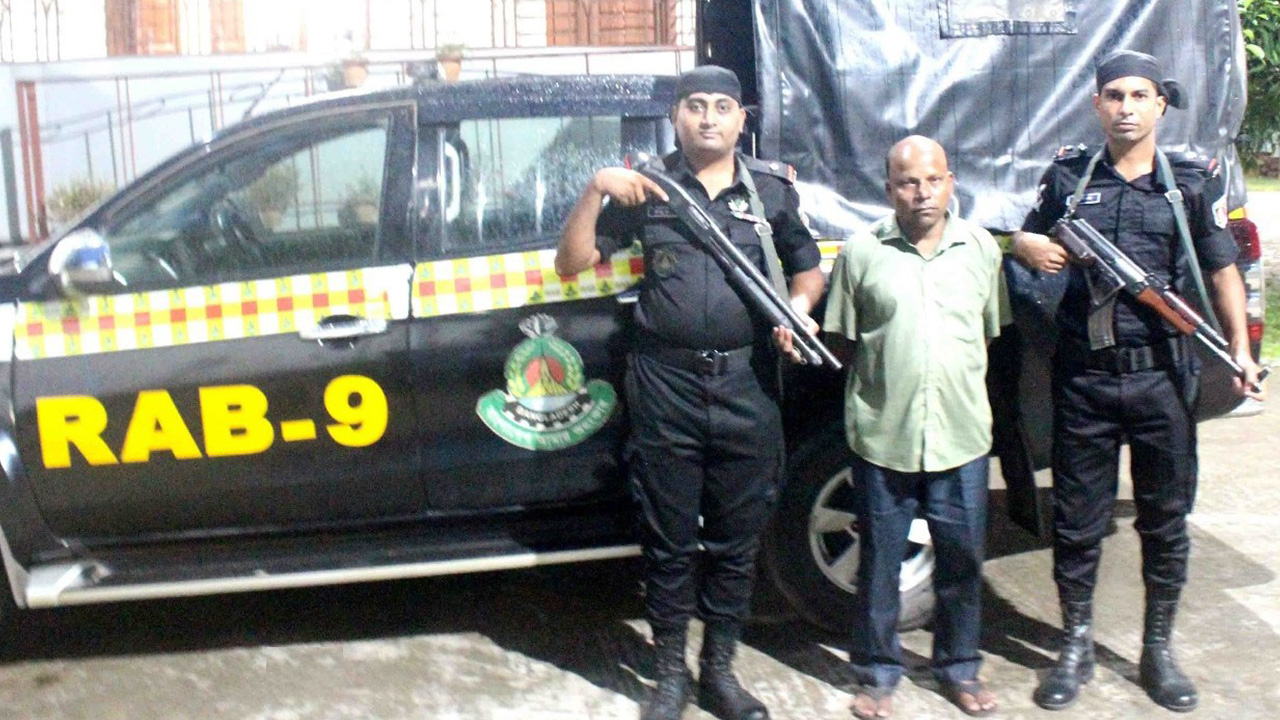মৌলভীবাজারের শেরপুর এলাকা থেকে র‌্যাবের হাতে জালনোটসহ গ্রেপ্তার কারিন্দ্র সরকার। ছবি : কালবেলা