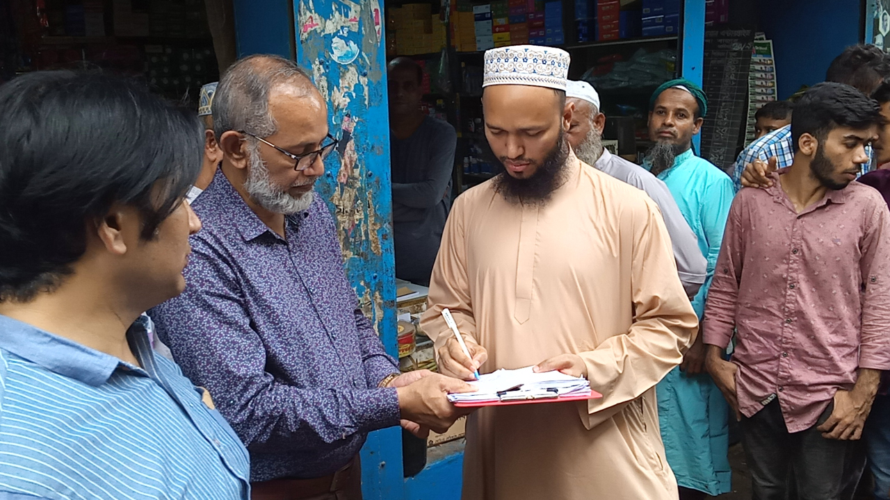 বাগেরহাটের শরণখোলার রায়েন্দা বাজারে বিভিন্ন দোকানে অভিযান চালায় ভ্রাম্যমাণ আদালত। ছবি : কালবেলা