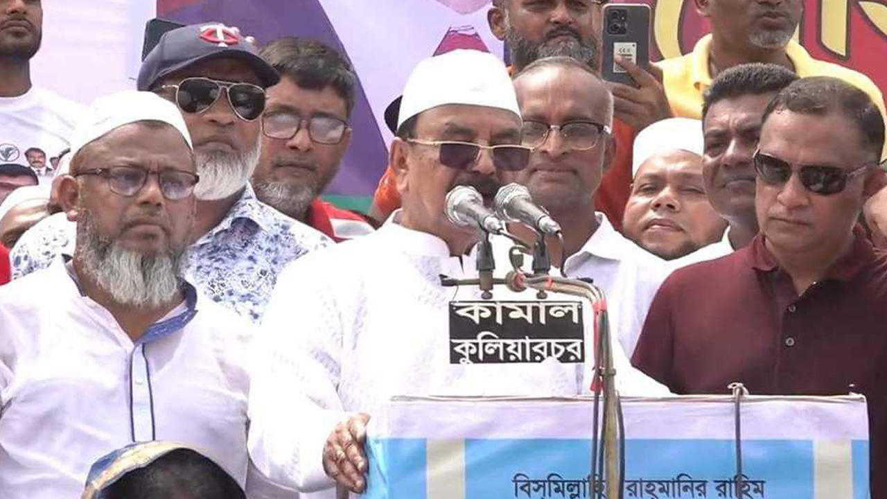 ভৈরব বাসস্ট্যান্ডে সিলেট অভিমুখী রোডমার্চ কর্মসূচির প্রথম পথসভায় বক্তব্য রাখছেন গয়েশ্বর চন্দ্র রায়। ছবি : কালবেলা