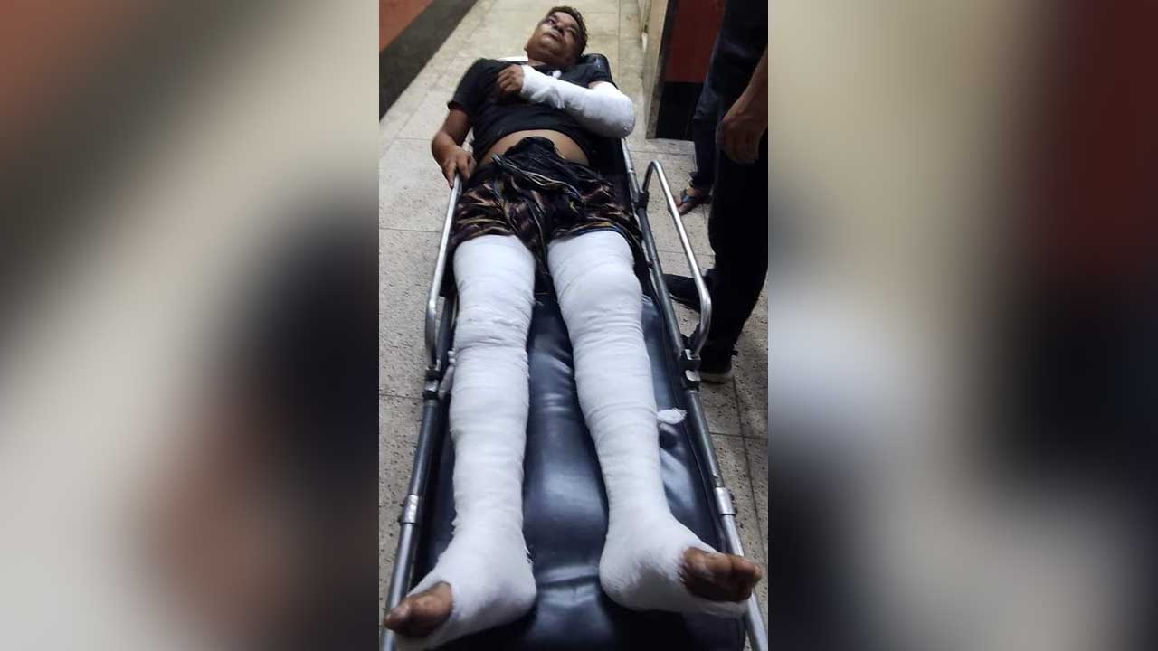 হাসপাতালে চিকিৎসাধীন বরিশালের গৌরনদী পৌর বিএনপির আহ্বায়ক জাকির হোসেন বাচ্চু। ছবি : সংগৃহীত