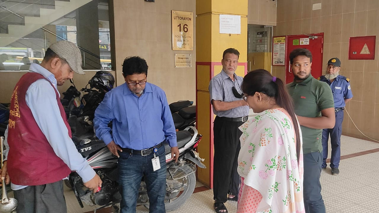 ডিএনসিসির বিভিন্ন এলাকায় অভিযান চালাচ্ছেন ভ্রাম্যমাণ আদালত। ছবি : কালবেলা