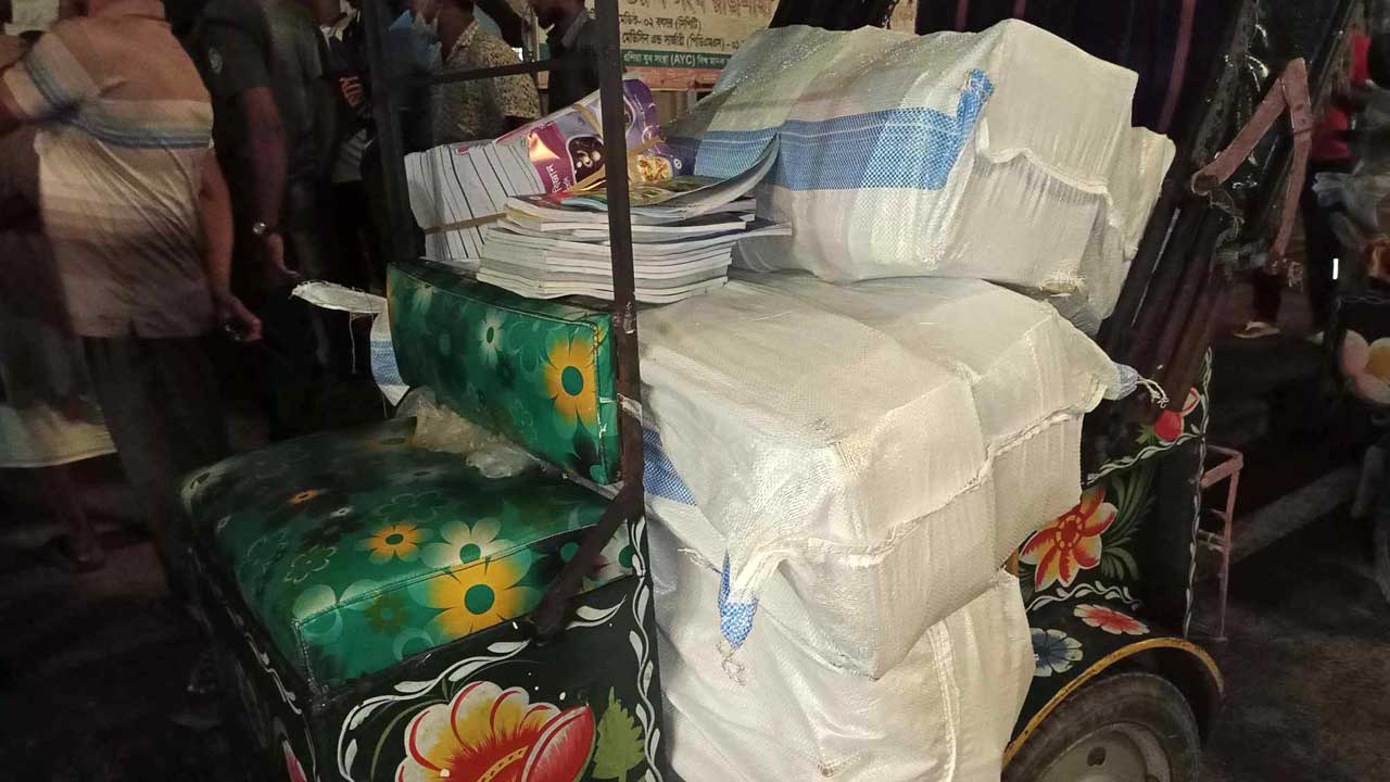 রাজশাহীতে পাচারের উদ্দেশে রিকশা করে নেওয়া হচ্ছিল প্রাথমিকের বই। ছবি : কালবেলা