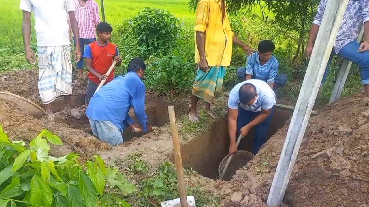 ফেনীতে একসঙ্গে মা ও দুই ছেলেকে দাফন করতে খোঁড়া হয় কবর। ছবি : কালবেলা