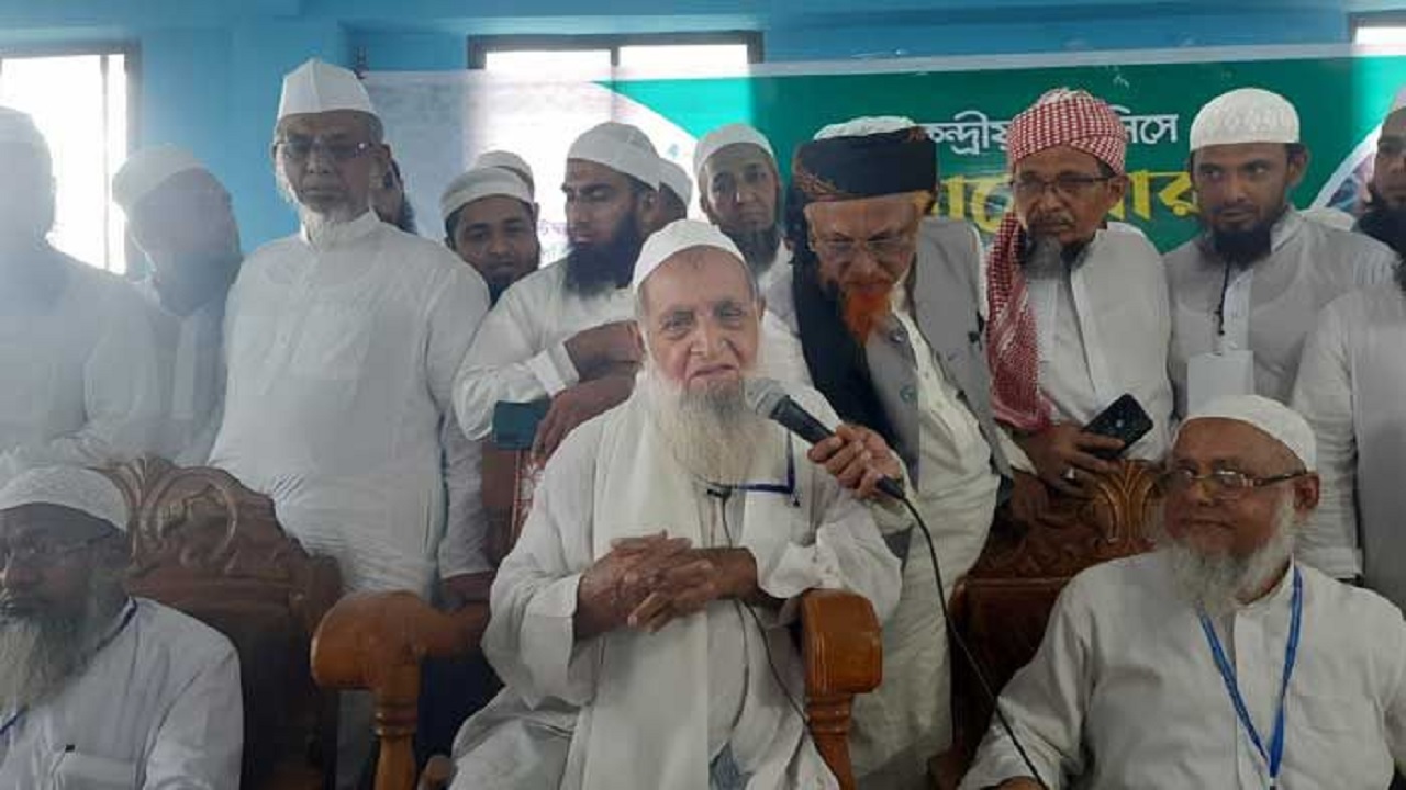 ফটিকছড়ির জামেয়া ইসলামিয়া আজিজুল উলুম (বাবুনগর) মাদ্রাসায় হেফাজত ইসলামের নবগঠিত কমিটির পরিচিতি সভায় কথা বলছেন সংগঠনটির আমির আল্লামা মুহিব্বুল্লাহ বাবুনগরী। ছবি : সংগৃহীত