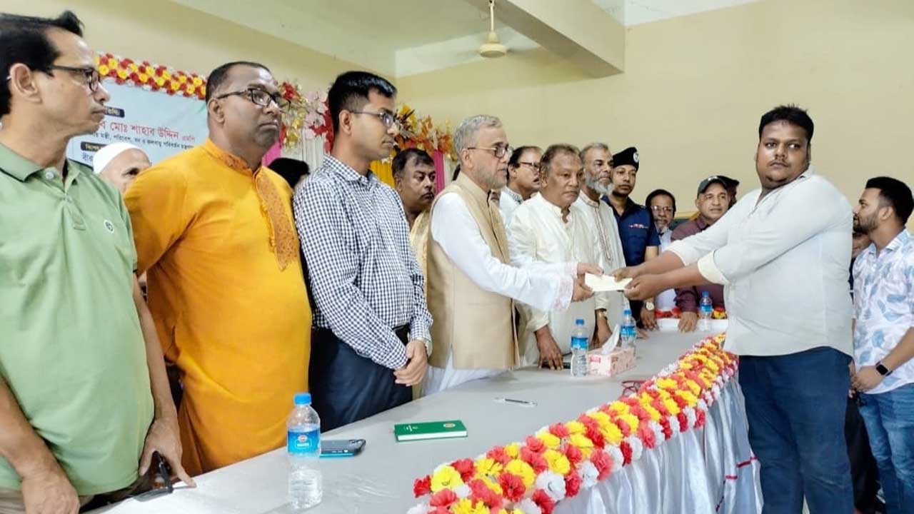 মৌলভীবাজারে প্রাকৃতিক দুর্যোগে ক্ষতিগ্রস্ত ও অসহায় পরিবারের ঢেউটিন ও নগদ চেক বিতরণ করা হয়। ছবি : কালবেলা