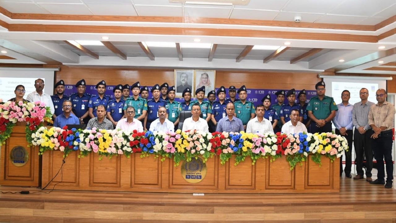 সিআইডি সদর দপ্তরে ক্রিমিনাল ইন্টিলিজেন্স এনালাইসিস কোর্স ও সাইবার ইন্টিলিজেন্স অ্যান্ড ইনভেন্টিগেশন কোর্সের সমাপনী অনুষ্ঠান। ছবি : কালবেলা