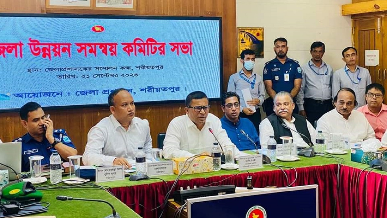 উন্নয়ন সমন্বয় কমিটির সভায় এ কে এম এনামুল হক শামীম। ছবি : কালবেলা