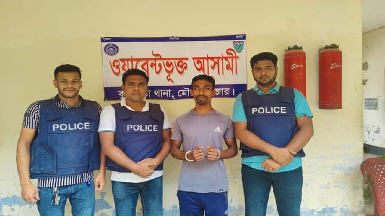 গ্রেপ্তারের পর পুলিশ সদস্যদের মাঝে আন্তঃজেলা ডাকাত দলের সর্দার ইমরান হোসেন ওরফে এমরান। ছবি : কালবেলা