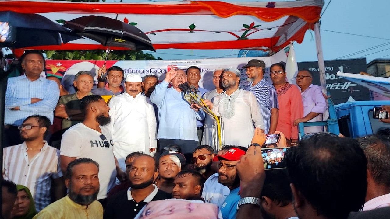 মৌলভীবাজারের শেরপুরে বিএনপির রোড মার্চের পথসভায় মঞ্চে অতিথিরা। ছবি : কালবেলা
