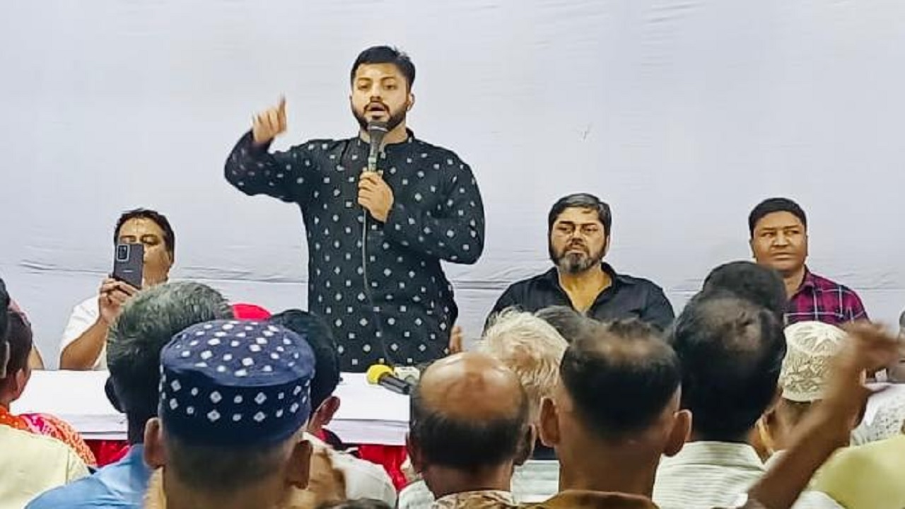বিকালে রাজধানীর গোপীবাগে বিএনপির শুক্রবারের সমাবেশ উপলক্ষে আয়োজিত প্রস্তুতি সভায় কথা বলছেন ইশরাক হোসেন। ছবি : কালবেলা